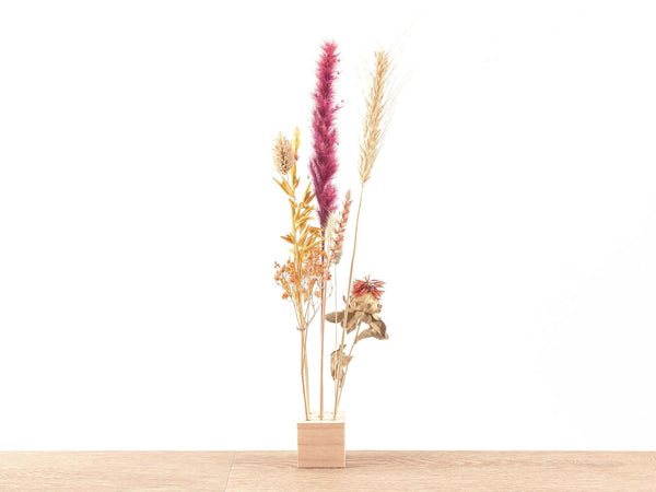 Trockenblumenständer aus Holz mit Trockenblumen-Arrangement