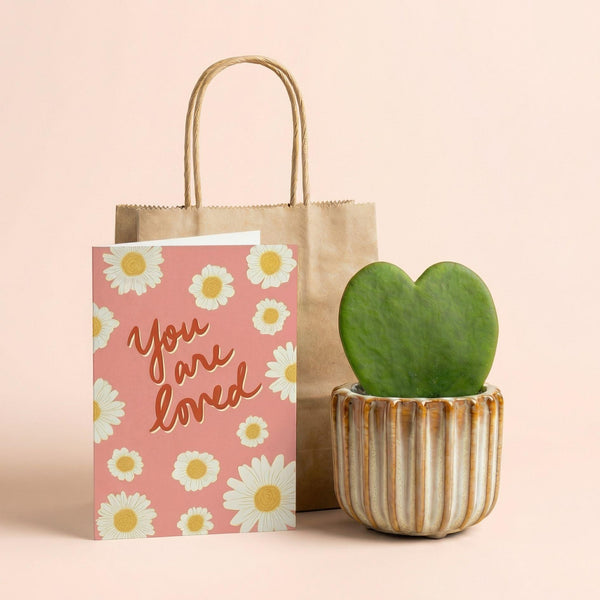 Geschenk-Set „Love“ – Herzblatt, Topf, Grußkarte & Geschenktüte