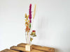 Trockenblumenständer aus Holz mit Trockenblumen-Arrangement