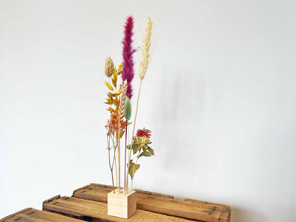 Trockenblumenständer aus Holz mit Trockenblumen-Arrangement