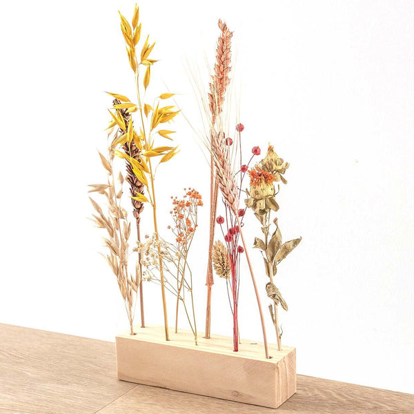 Trockenblumenständer aus Holz mit Trockenblumen-Arrangement