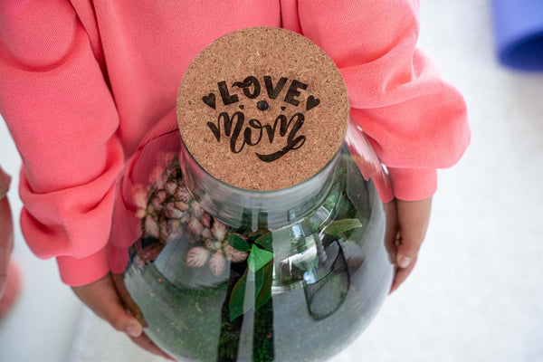 Flaschengarten-Set „Love Mom Sam“ – DIY-Terrarium mit graviertem Korken und Licht – Ansicht 2