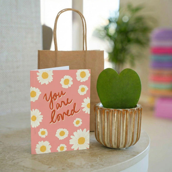 Geschenk-Set „Love“ – Herzblatt, Topf, Grußkarte & Geschenktüte