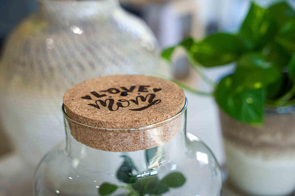 Flaschengarten-Set „Love Mom Little Milky“ – DIY-Terrarium mit graviertem Korken und Licht – Ansicht 4